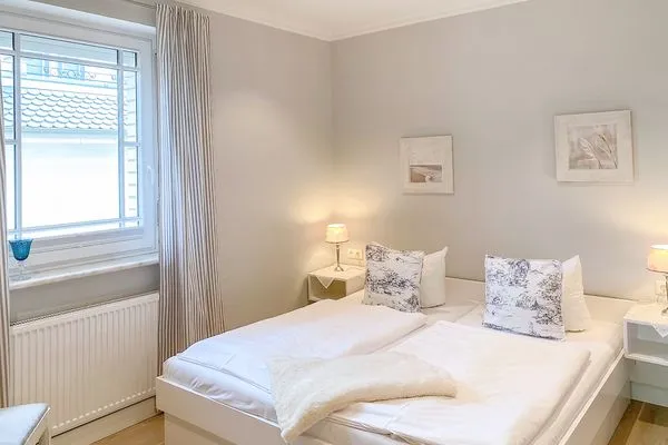 Schlafzimmer  Haus Anholt App. 36 - Auszeit zu Zweit mit Strandkorb auf dem Balkon