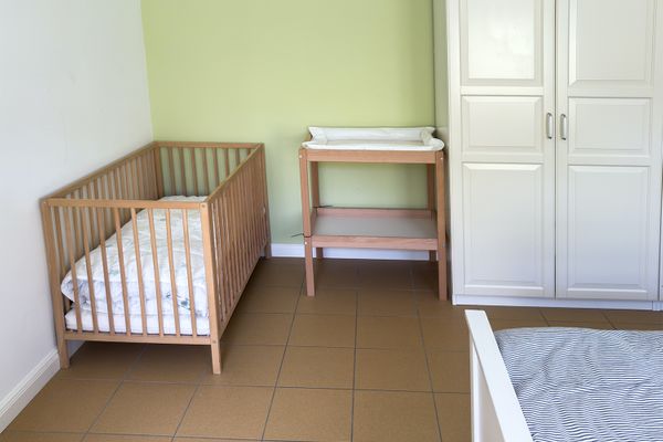  Ferienwohnung Medemspeicher Otterndorf - Schlafzimmer mit Doppelbett und einem Kinderbett