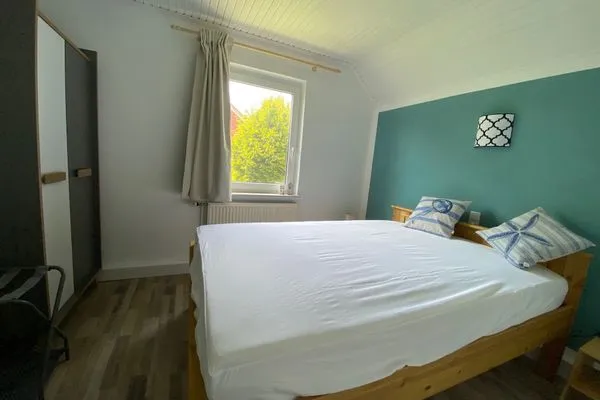 Schlafzimmer mit Doppelbett und Gartenblick  Fewo Seeschwalbe A