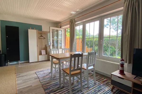 Helles Wohnzimmer mit Essbereich  Fewo Seeschwalbe A