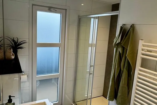  Marina Strandbad Chalet Waterlijn mit Zaun Haus Nr. 91