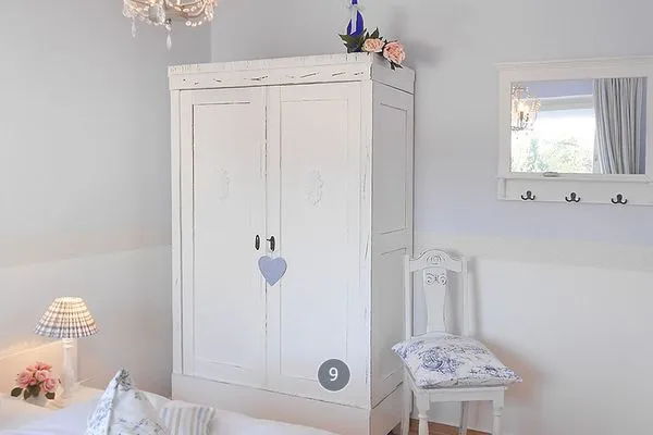 Schlafzimmer  Haus Midsommer App. 9 - Romantischer Ostseeurlaub – 2 Zimmer mit Balkonflair