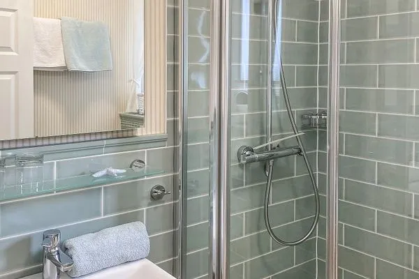 Badezimmer  Haus Midsommer App. 9 - Romantischer Ostseeurlaub – 2 Zimmer mit Balkonflair