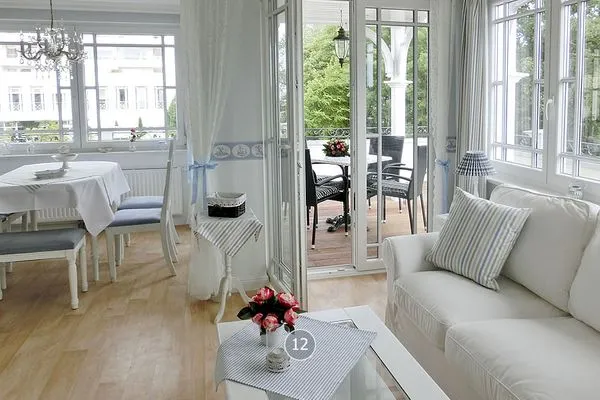 Wohnzimmer  Haus Midsommer App. 12 - Strand, Sonne, Meerblick – 80 m² Wohnkomfort mit Fahrstuhl