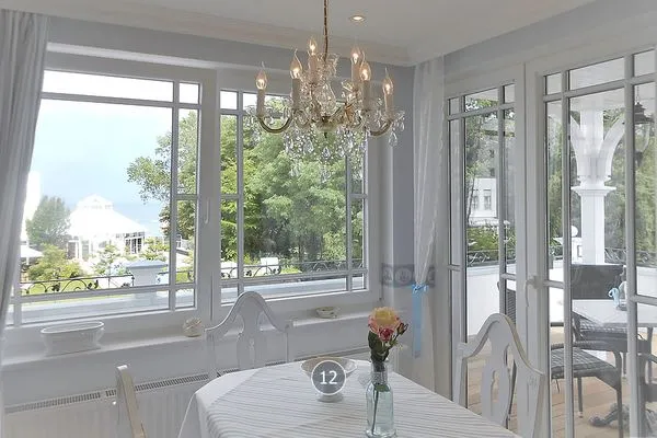 Wohnzimmer  Haus Midsommer App. 12 - Strand, Sonne, Meerblick – 80 m² Wohnkomfort mit Fahrstuhl