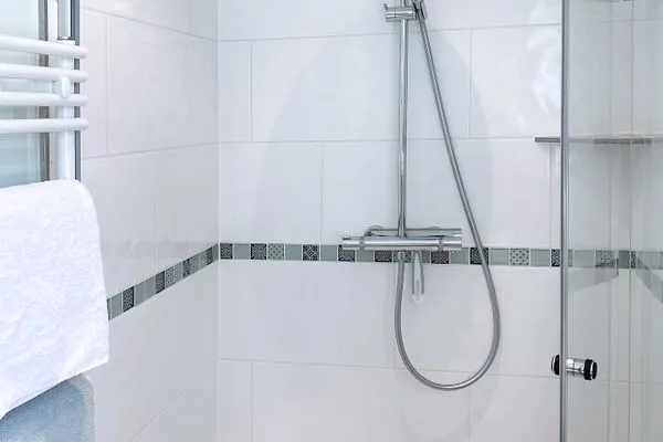 Badezimmer  Haus Midsommer App. 12 - Strand, Sonne, Meerblick – 80 m² Wohnkomfort mit Fahrstuhl