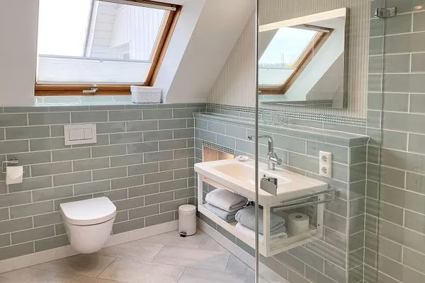 Badezimmer  Haus Midsommer App. 14 - zentral & strandnah mit 2 Schlafzimmern auf zwei Etagen