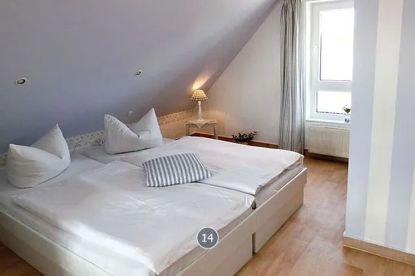 Schlafzimmer  Haus Midsommer App. 14 - zentral & strandnah mit 2 Schlafzimmern auf zwei Etagen