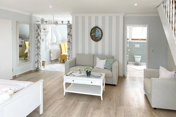 Wohnzimmer  Haus Midsommer App. 14 - zentral & strandnah mit 2 Schlafzimmern auf zwei Etagen