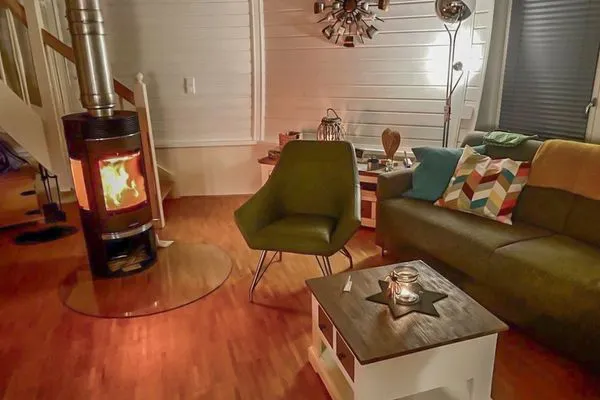 Ferienhaus Tamika am Tollensesee - Wohnbereich mit Kamin  Tamika