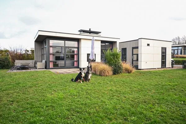  Marina Strandbad Chalet RiverLodge mit Zaun Haus Nr. 94