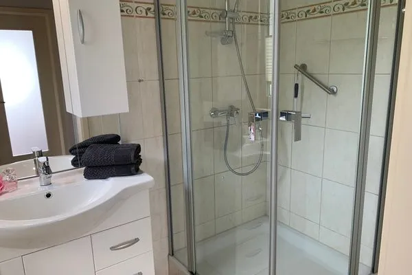 Badezimmer  Ferienhaus Seeblick in Sassnitz auf Rügen mit Terrasse