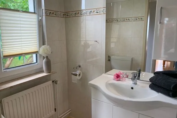 Badezimmer  Ferienhaus Seeblick in Sassnitz auf Rügen mit Terrasse