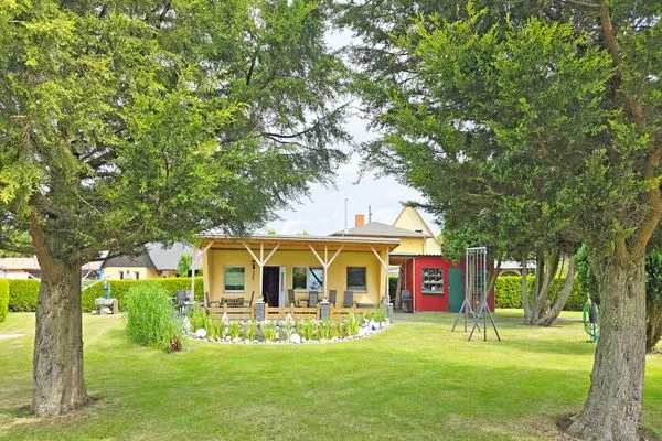 Garten  Ferienhaus am Wiesengrund auf Rügen- familienfreundlich mit Terrasse und Grill