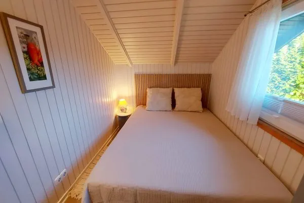 Schlafzimmer mit Doppelbett und Kleiderschrank  Immi's Hus