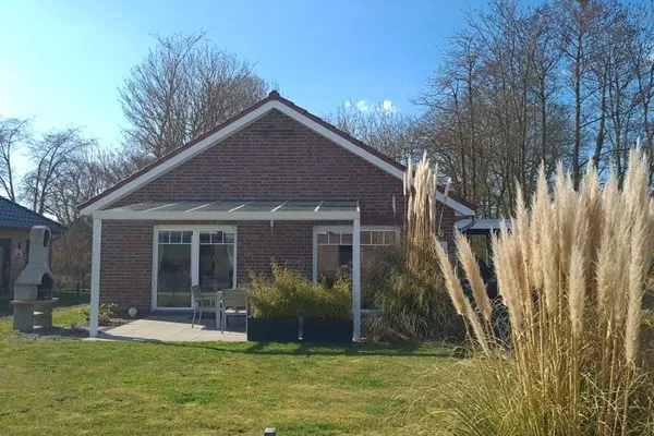 Außenansicht eines charmanten Ferienhauses mit Garten  Ferienhaus  Deichoase