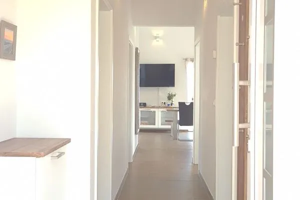 Moderner Flur mit Holzfußboden  Ferienhaus  Deichoase