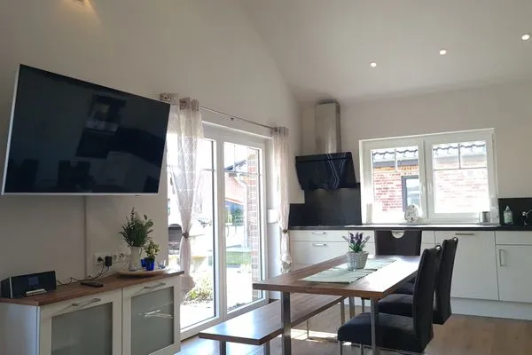 Moderne Küche mit Esstisch und Fernseher  Ferienhaus  Deichoase