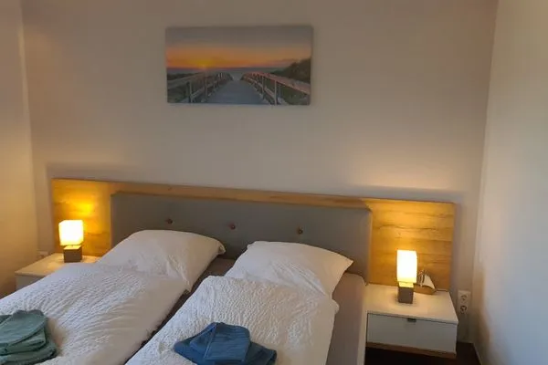 Gemütliches Schlafzimmer mit zwei Einzelbetten  Ferienhaus  Deichoase