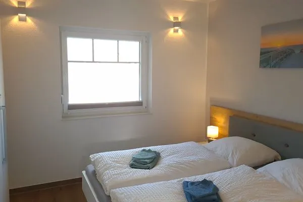 Helles Schlafzimmer mit zwei Einzelbetten  Ferienhaus  Deichoase