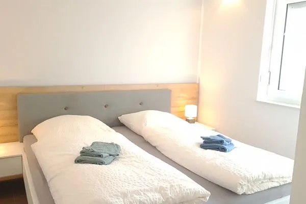 Schlafzimmer mit zwei Einzelbetten  Ferienhaus  Deichoase
