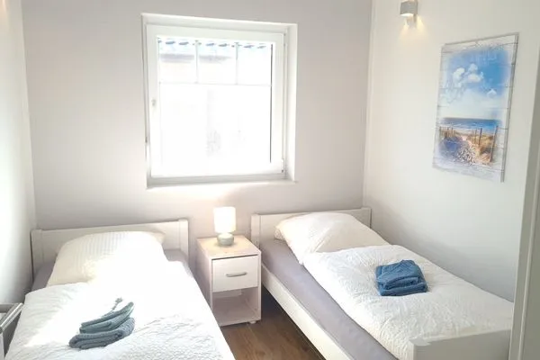 Schlafzimmer mit zwei Einzelbetten  Ferienhaus  Deichoase
