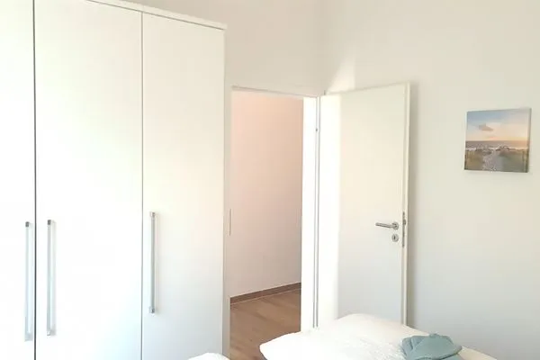 Modernes Schlafzimmer mit Kleiderschrank  Ferienhaus  Deichoase