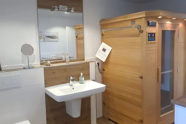 Modernes Badezimmer mit Waschbecken und Sauna  Ferienhaus  Deichoase
