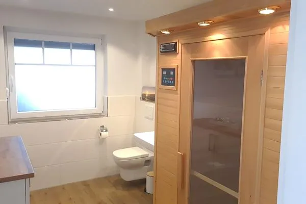 Modernes Badezimmer mit Sauna  Ferienhaus  Deichoase