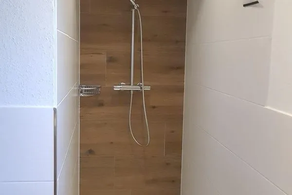 Moderne Dusche im Badezimmer  Ferienhaus  Deichoase