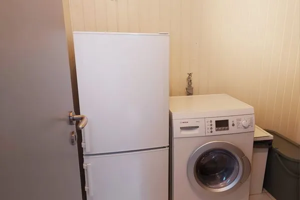 Hauswirtschaftsraum mit Waschtrockner und Kühlgefrierkombi  Immi's Hus