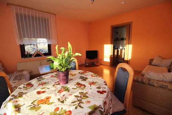 Wohnzimmer  Ferienwohnung Vieth in Sassnitz auf Rügen mit Sitzplatz im Garten