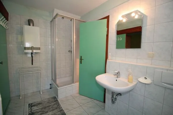 Badezimmer  Ferienwohnung Vieth in Sassnitz auf Rügen mit Sitzplatz im Garten