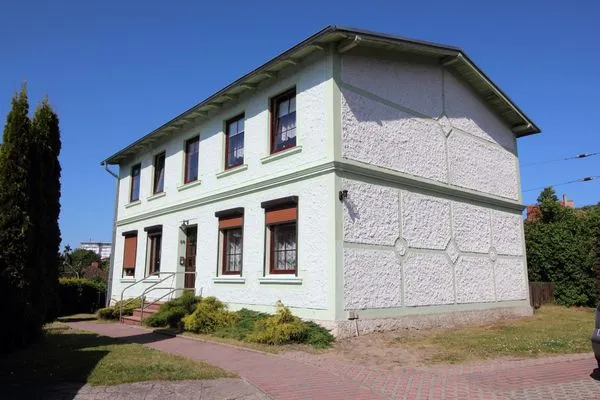Hauptansicht  Ferienwohnung Vieth in Sassnitz auf Rügen mit Sitzplatz im Garten