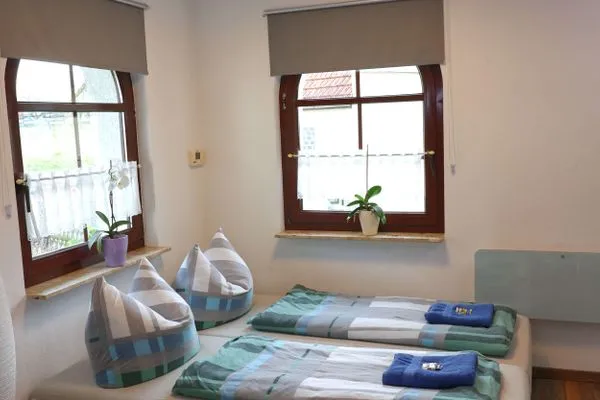 Blick von dem Esszimmerbereich in Richtung aufklappbarer Couch  Ferienwohnung Storchennest