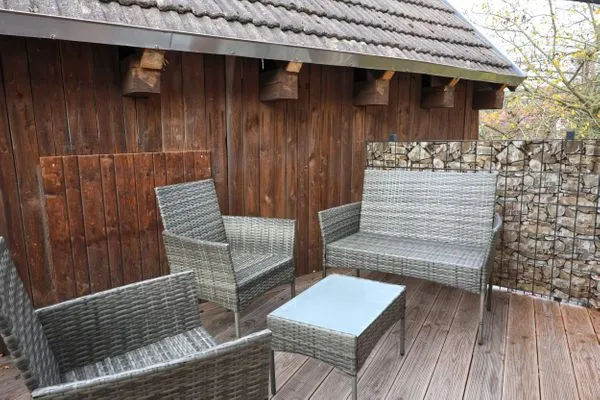 Neue Terrasse mit Blick auf Gasthaus und die grüne Umgebung  Ferienwohnung Storchennest