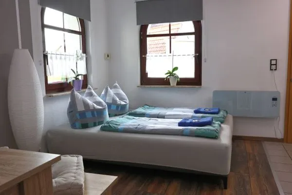 Eine Aufbettung ist dank der aufklappbaren Couch möglich  Ferienwohnung Storchennest