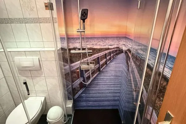 Moderne Dusche mit idyllischer Fotorückwand  Ferienwohnung Storchennest