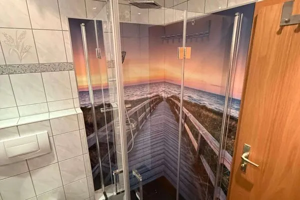 Dusche mit Fotorückwand  Ferienwohnung Storchennest