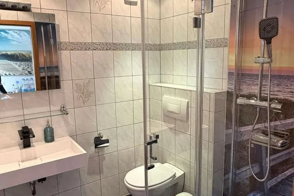 Badezimmer mit Waschtisch und moderner Dusche  Ferienwohnung Storchennest