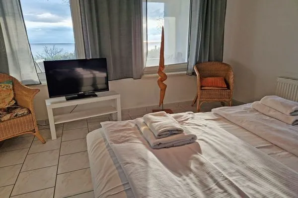 Schlafzimmer  Ferienwohnung Ostseeheim - 1. Reihe mit Meerblick
