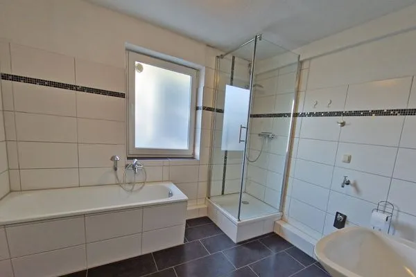 Badezimmer  Ferienwohnung Ostseeheim - 1. Reihe mit Meerblick