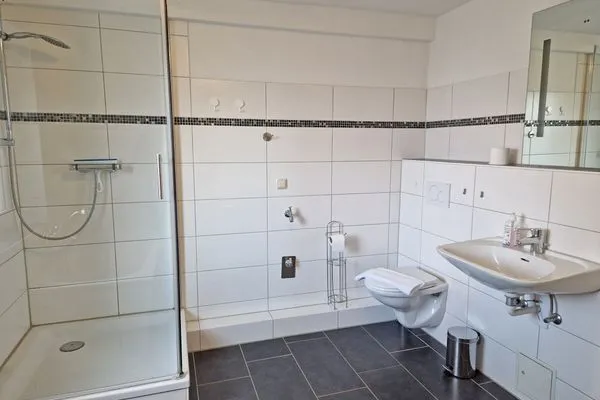 Badezimmer  Ferienwohnung Ostseeheim - 1. Reihe mit Meerblick