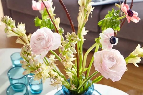 Dekoratives Detail  Miss Evans