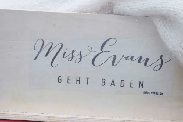 Dekoratives Detail  Miss Evans