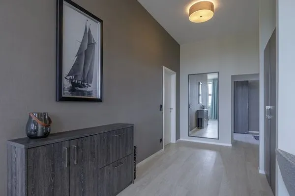 Ferienwohnung Panorama-Utkiek in Wustrow – Moderner Eingangsbereich mit Flur, Stauraum und maritimen Akzenten  Panorama-Utkiek