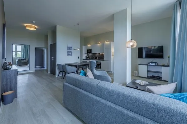 Ferienwohnung Panorama-Utkiek in Wustrow – Moderner Wohn- und Essbereich mit offener Küche und viel Tageslicht  Panorama-Utkiek