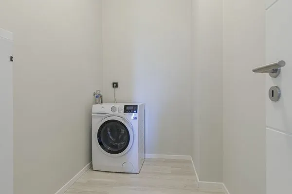 Ferienwohnung Panorama-Utkiek in Wustrow – Hauswirtschaftsraum mit Waschmaschine für längere Aufenthalte  Panorama-Utkiek