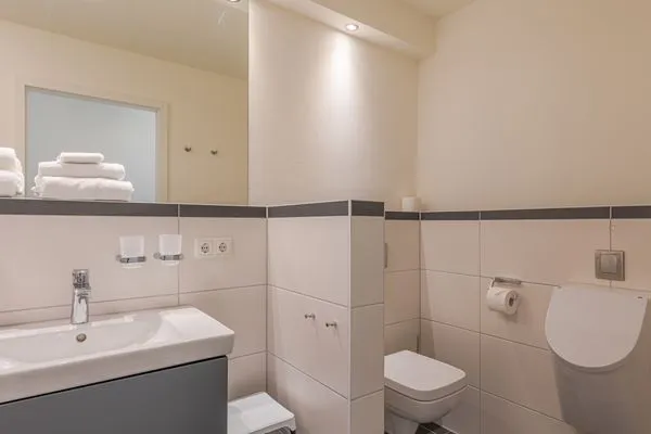 Ferienwohnung Leonie Hafenresidenz Waren (Müritz) – Badezimmer mit Dusche und WC  Leonie