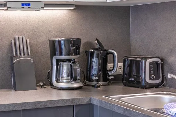 Ferienwohnung Leonie Hafenresidenz Waren (Müritz) – Moderne Küche mit Kaffeemaschine  Leonie